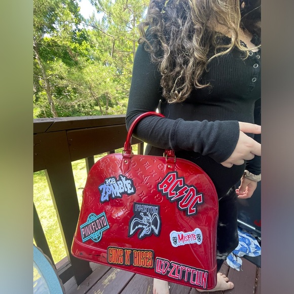 Huge Louis Vuitton Pomme D’amore Vernis MM with rock and roll patches. - Picture 2 of 7